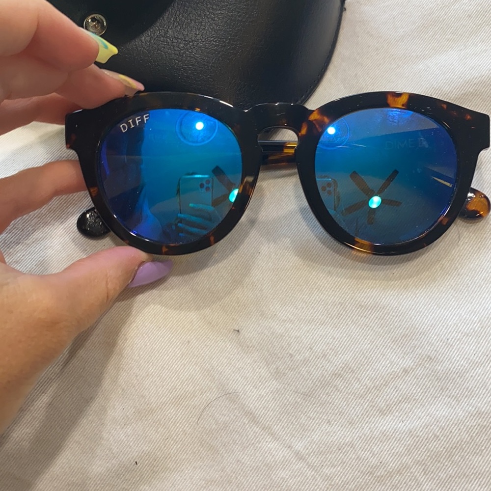 SUNGLASSES - Picture 2 of 3
